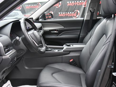 Used 2025 Toyota Grand Highlander AWD image 18