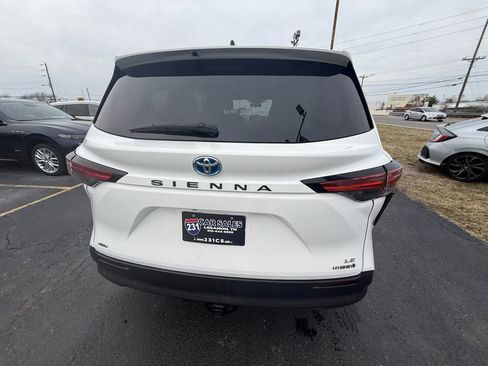 Used 2021 Toyota Sienna LE image 4