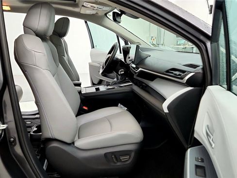 Used 2025 Toyota Sienna XLE w/ XLE Plus Package image 17