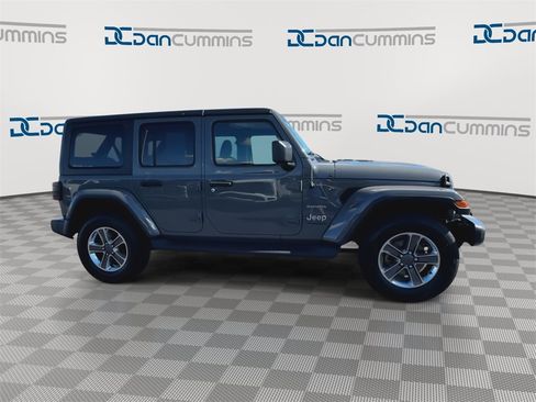 Used 2018 Jeep Wrangler Unlimited Sahara image 2