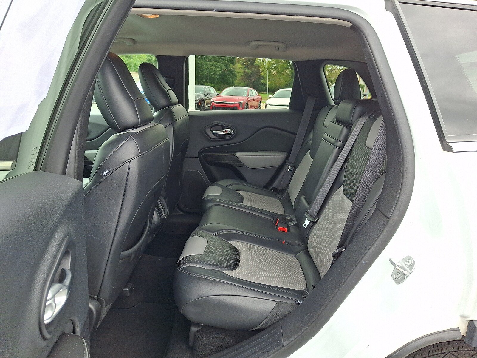 Used 2014 Jeep Cherokee Limited w/ Luxury Group AWD/4WD image 11