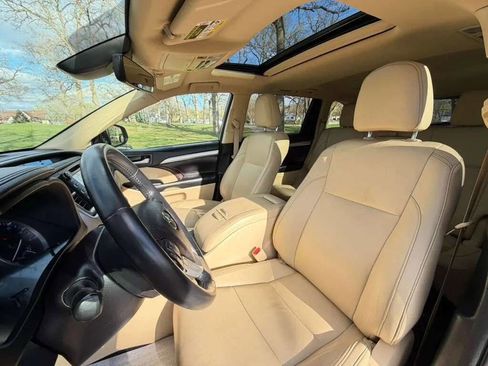 Used 2018 Toyota Highlander XLE image 12