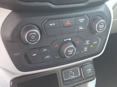 Used 2021 Jeep Renegade Latitude FWD image 7