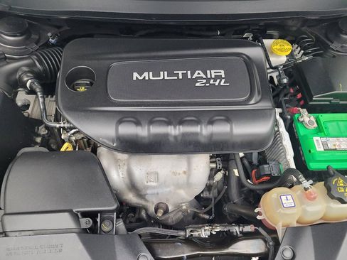 Used 2019 Jeep Cherokee Latitude Plus w/ Cold Weather Group FWD image 30