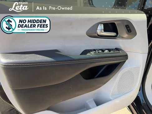 Used 2022 Chrysler Pacifica Touring-L FWD image 15