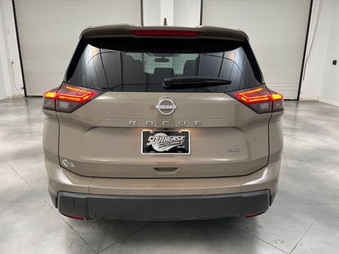 Used 2025 Nissan Rogue SV AWD/4WD image 8