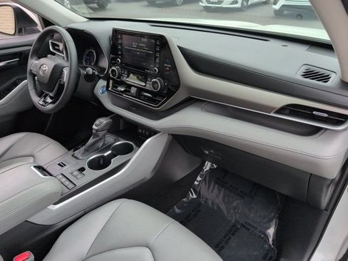 Used 2020 Toyota Highlander XLE AWD/4WD image 34