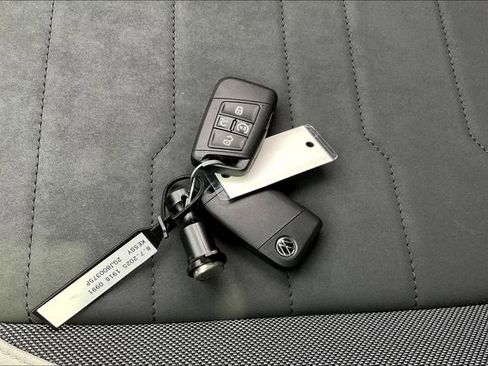 New 2025 Volkswagen Taos SE image 28