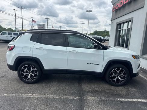 Certified 2025 Jeep Compass Limited AWD/4WD image 9