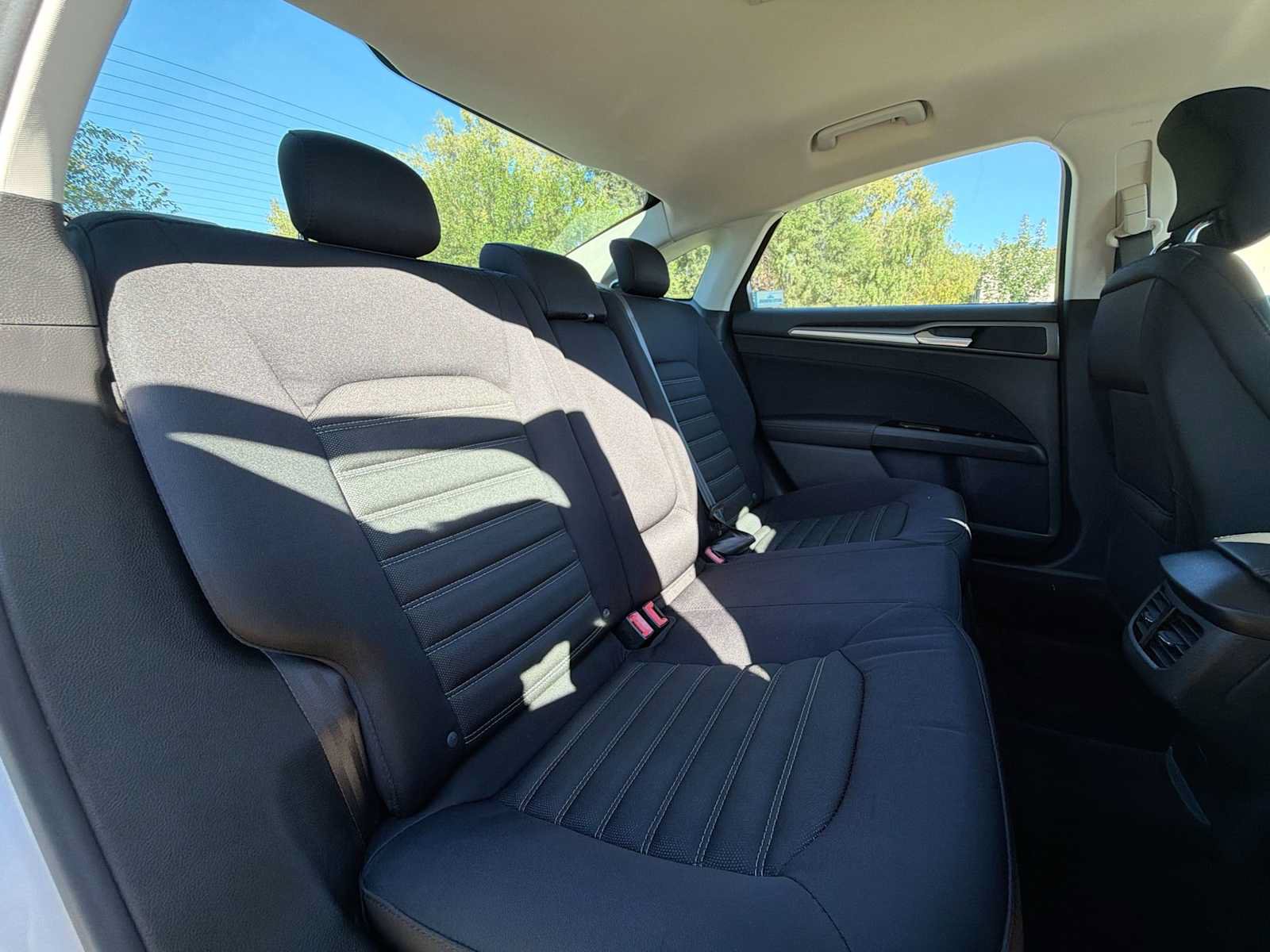 Used 2015 Ford Fusion SE FWD image 17