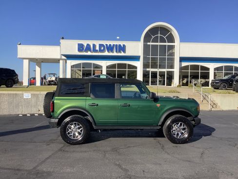 Used 2022 Ford Bronco Badlands image 8