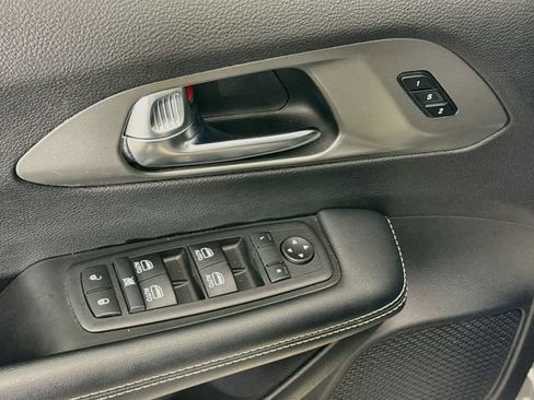 Used 2025 Chrysler Pacifica Select FWD image 18