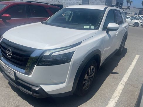 Used 2025 Nissan Pathfinder SV FWD image 2