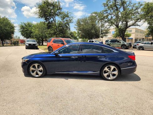 Used 2018 Honda Accord Touring image 4