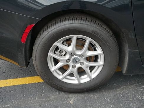 Used 2023 Chrysler Pacifica Touring-L FWD image 5