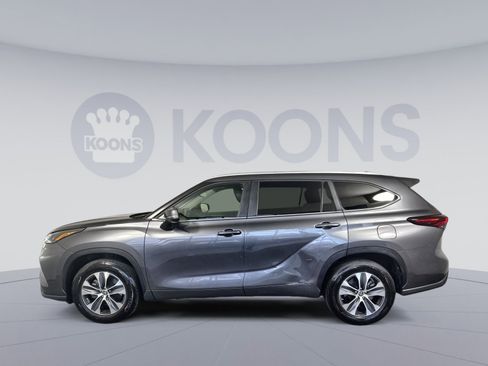 Used 2024 Toyota Highlander LE image 2