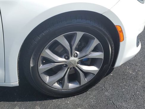 Used 2019 Chrysler Pacifica Limited w/ Tire & Wheel Group FWD image 6