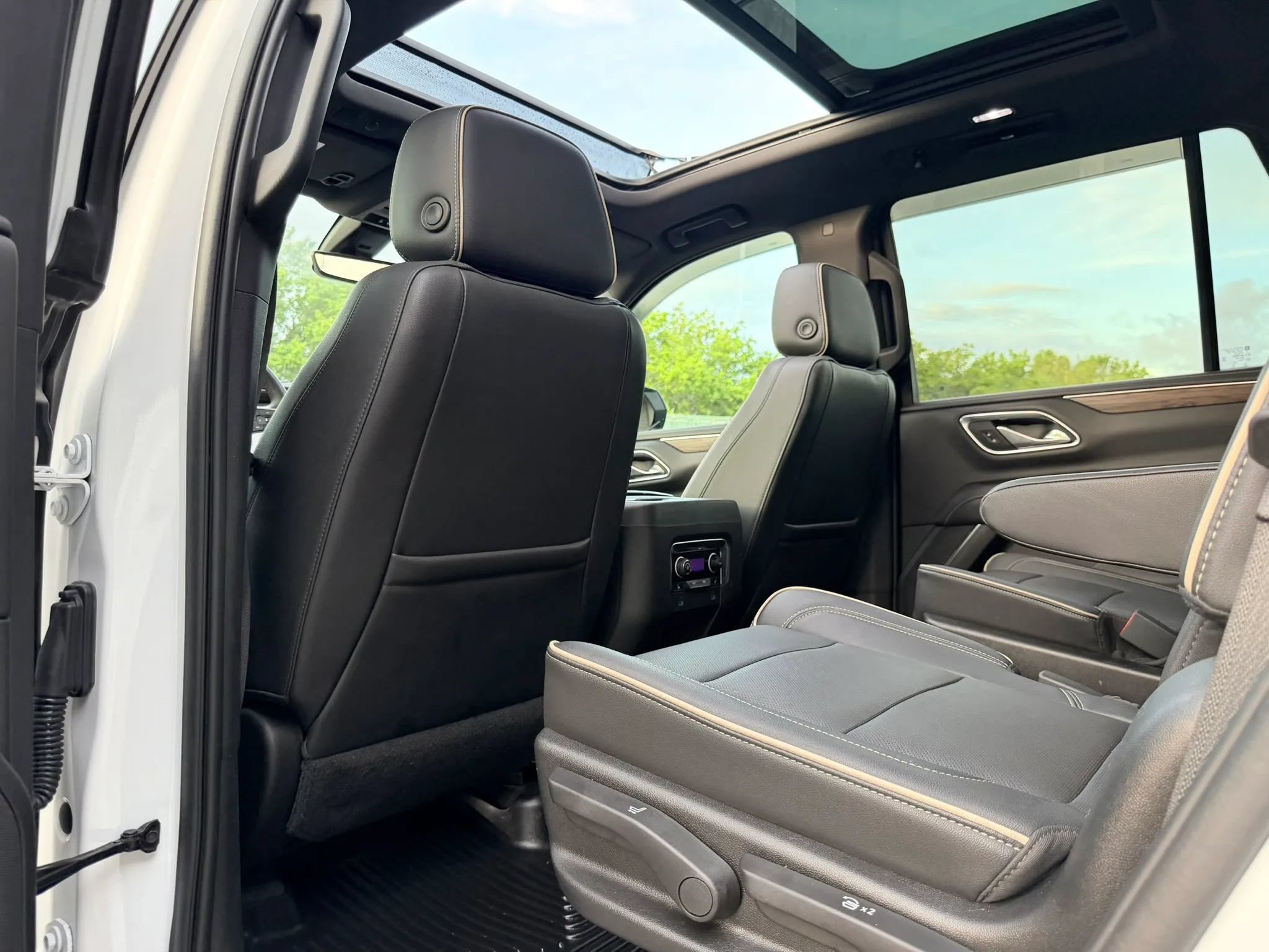 Used 2021 Chevrolet Tahoe Premier w/ Premium Package AWD/4WD image 27