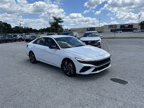 New 2025 Hyundai Elantra SEL image 2