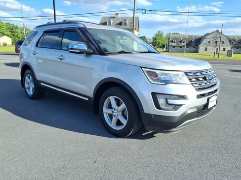 Used 2017 Ford Explorer XLT w/ Equipment Group 201A AWD/4WD image 2