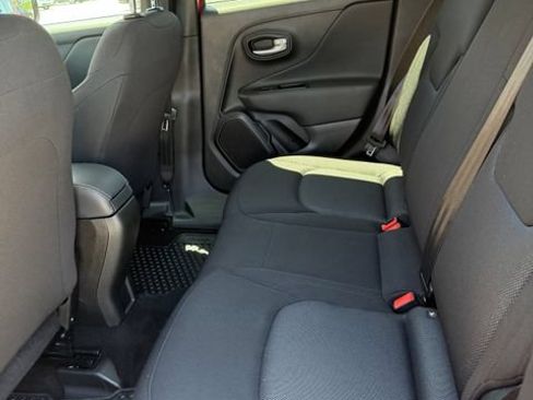 Used 2023 Jeep Renegade Latitude AWD/4WD image 11