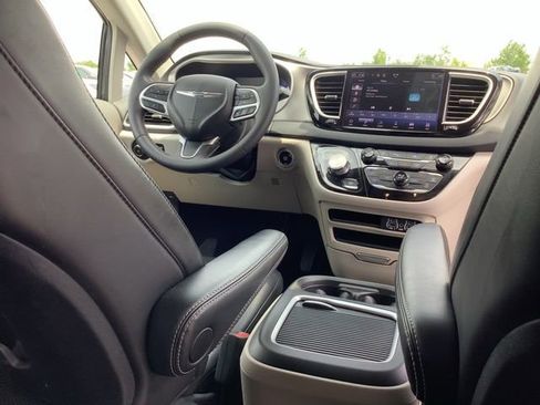 Used 2023 Chrysler Pacifica Touring-L image 23