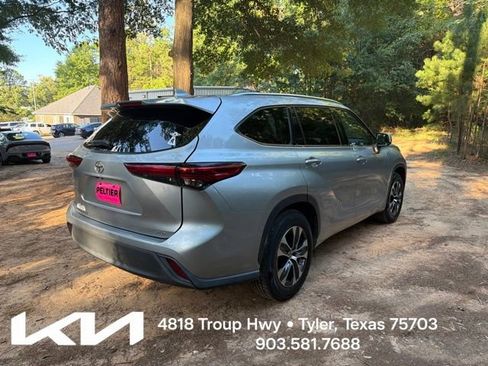 Used 2020 Toyota Highlander XLE FWD image 11