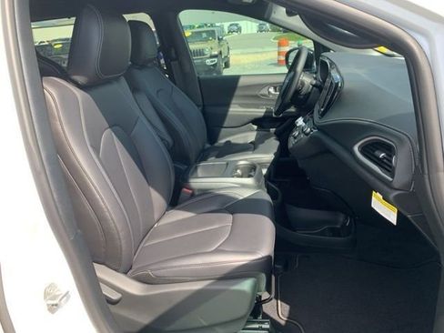 New 2026 Chrysler Pacifica Select image 28