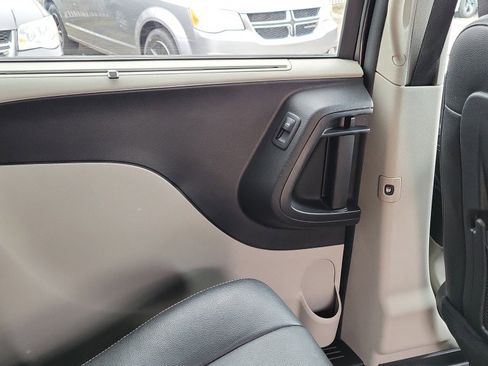 Used 2018 Dodge Grand Caravan SXT w/ Driver Convenience Group image 17