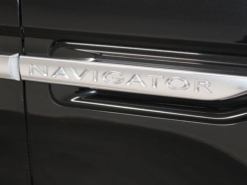 Used 2018 Lincoln Navigator Select RWD image 12