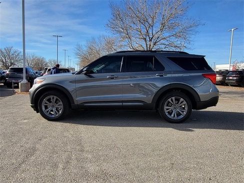 Used 2022 Ford Explorer XLT w/ Equipment Group 202A image 6