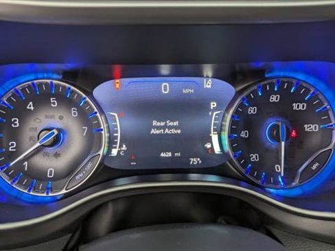 Used 2026 Chrysler Pacifica Select image 27