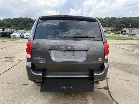 Used 2017 Dodge Grand Caravan SXT FWD image 9