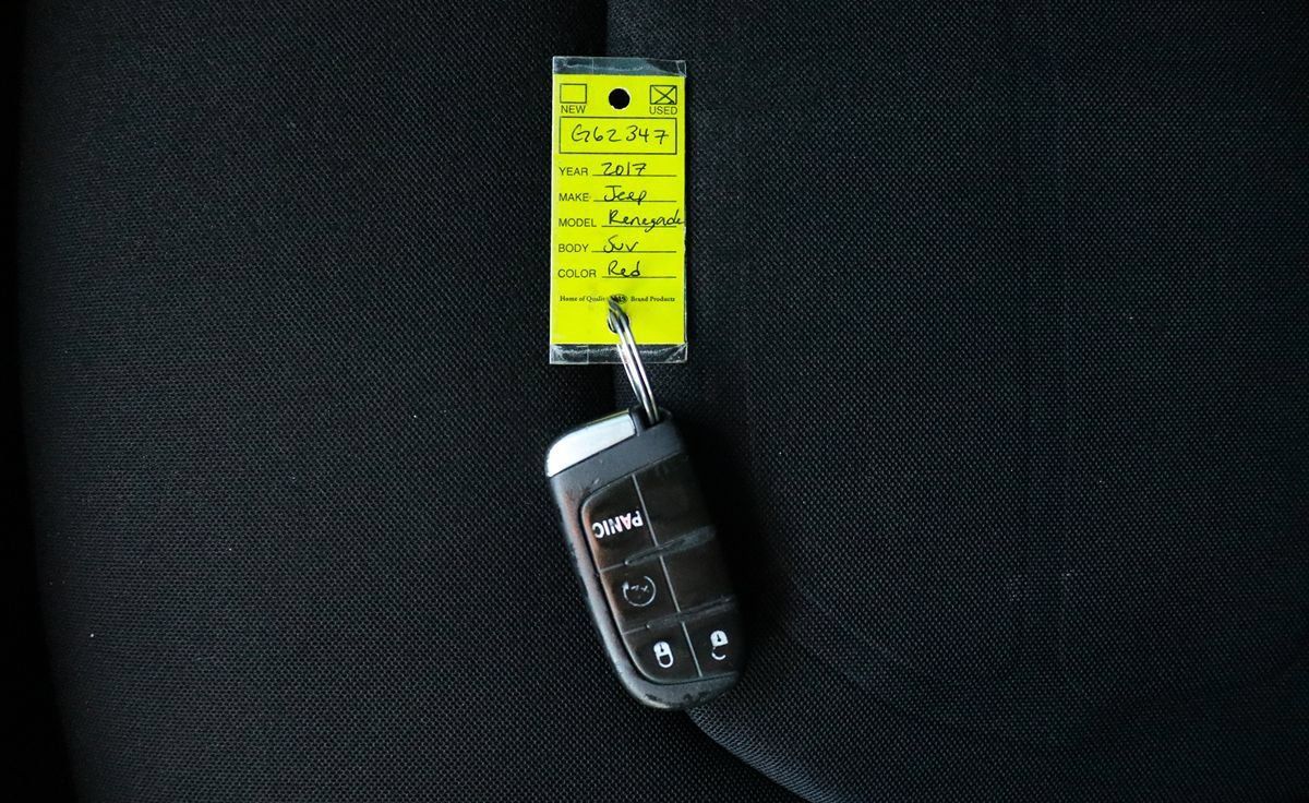 Used 2017 Jeep Renegade Altitude FWD image 41