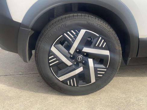 Used 2025 Nissan Kicks SV image 7