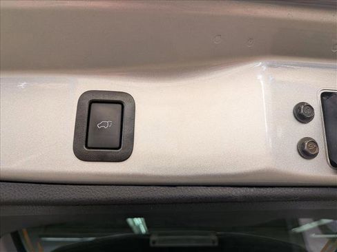 Used 2018 Toyota Highlander Plus AWD/4WD image 7