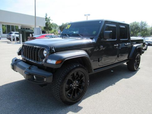 Used 2024 Jeep Gladiator Sport AWD/4WD image 4