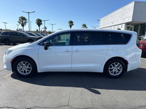 Used 2025 Chrysler Voyager LX FWD image 4