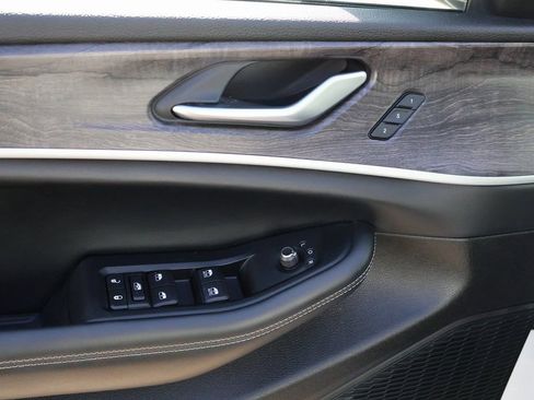 Used 2023 Jeep Grand Cherokee Limited image 25