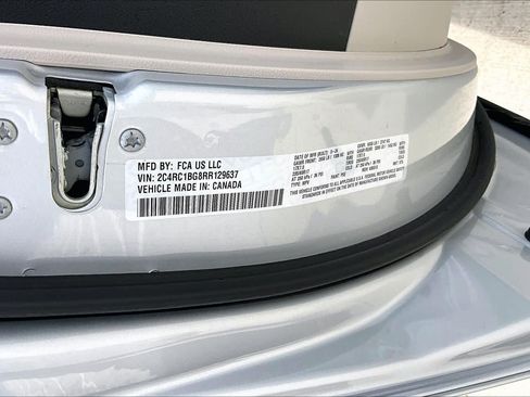 Used 2024 Chrysler Pacifica Touring-L FWD image 34