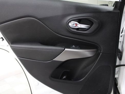 Used 2022 Jeep Cherokee Limited image 23