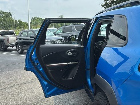 Used 2019 Jeep Cherokee Trailhawk w/ Cold Weather Group AWD/4WD image 27