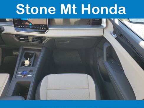 Used 2025 Volkswagen Tiguan SE image 18