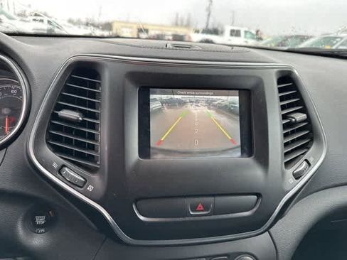 Used 2019 Jeep Cherokee Latitude Plus image 8