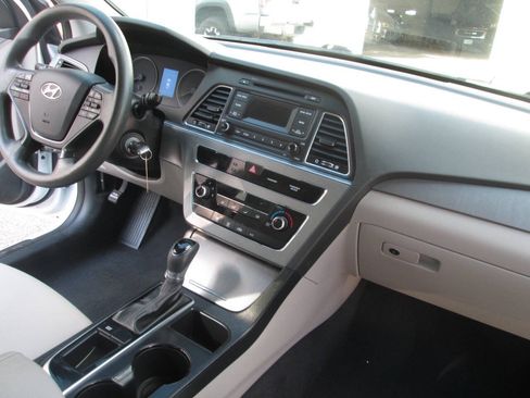 Used 2017 Hyundai Sonata SE FWD image 17