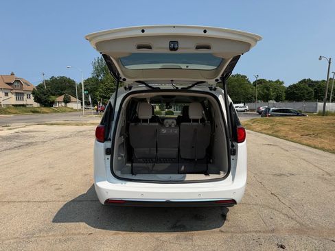 Used 2017 Chrysler Pacifica Touring-L FWD image 8