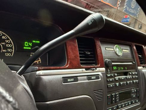 Used 2003 Lincoln Town Car Executive RWD image 17
