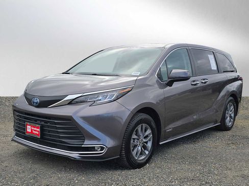 Certified 2021 Toyota Sienna XLE AWD/4WD image 9