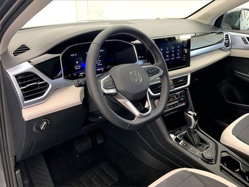 Used 2025 Volkswagen Taos SE w/ Panoramic Sunroof Package image 14