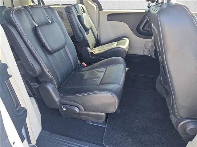 Used 2016 Chrysler Town & Country Touring FWD image 21